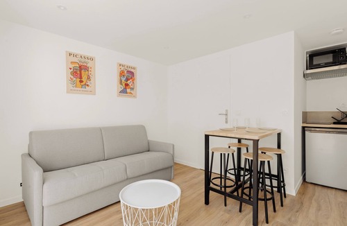 Decines-Charpieu Apartment | The Secret Garden