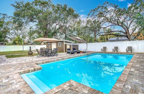 Old Seminole Heights House | The Seminole Heights Suncatcher - Pool & Basketball