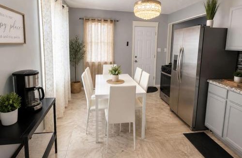 Niagara Falls House | The Serene Niagara House - EV Charger