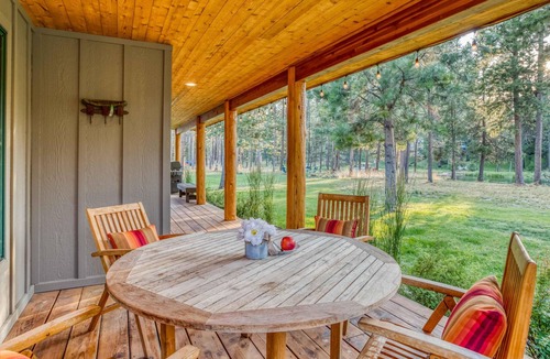 Oregon Water Wonderland Cabin | The Settle Inn Riverfront Retreat