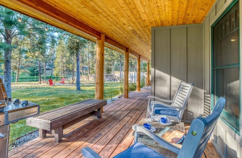 Oregon Water Wonderland Cabin | The Settle Inn Riverfront Retreat