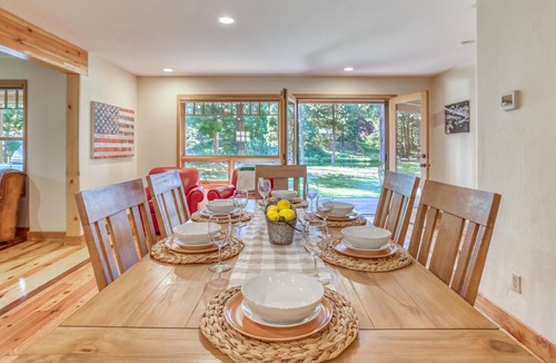 Oregon Water Wonderland Cabin | The Settle Inn Riverfront Retreat