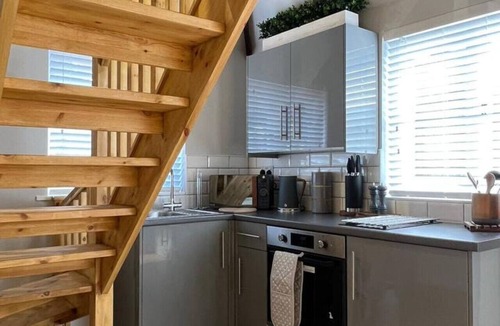 Collingbourne Ducis House | The Shack - Thatched Self Contained Annex