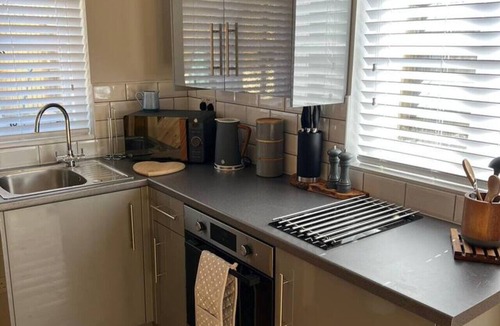 Collingbourne Ducis House | The Shack - Thatched Self Contained Annex