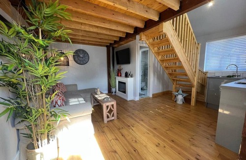 Collingbourne Ducis House | The Shack - Thatched Self Contained Annex