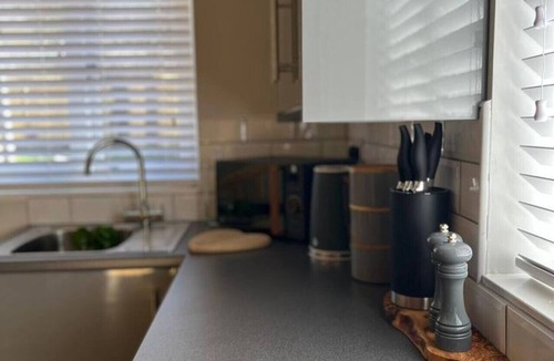 Collingbourne Ducis House | The Shack - Thatched Self Contained Annex