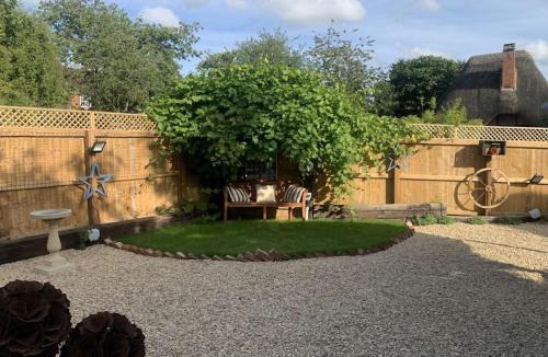 Collingbourne Ducis Apartment | The Shack - Thatched Self Contained Annex