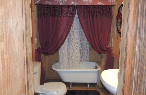 Palestine Bed & Breakfast | The Shady Lady Room at The Ranch at Walston Springs; Breakfast Included