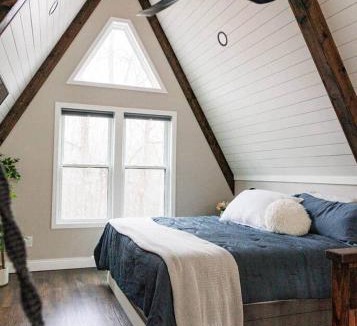 Cave-in-Rock House | The Shady Roost Cozy Cabin with Hot Tub and Fire Pit