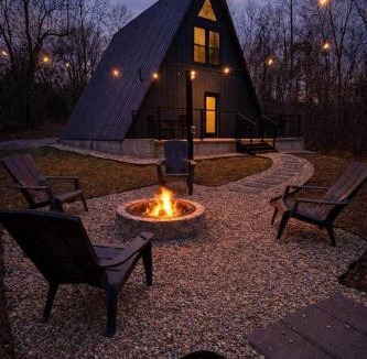 Cave-in-Rock House | The Shady Roost Cozy Cabin with Hot Tub and Fire Pit