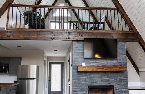 Cave-in-Rock House | The Shady Roost | Cozy Cabin w/Hot Tub & Fire Pit