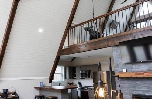 Cave-in-Rock House | The Shady Roost | Cozy Cabin w/Hot Tub & Fire Pit