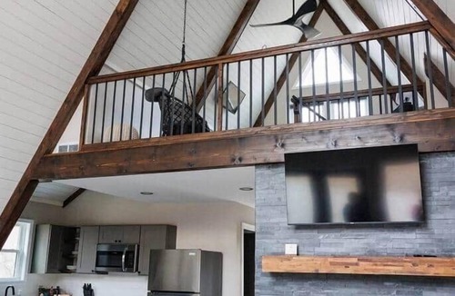 Cave-in-Rock House | The Shady Roost | Cozy Cabin w/Hot Tub & Fire Pit