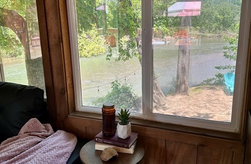 Pocahontas Cabin | The Shanty w/Private Beach + Wi-Fi + Secluded