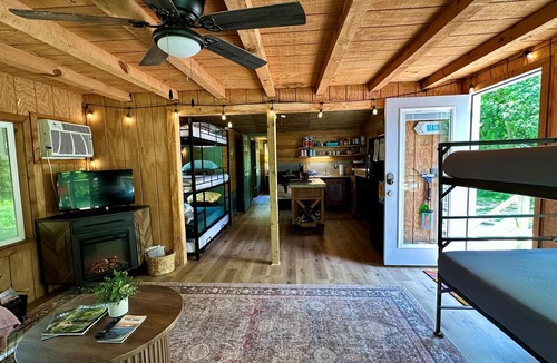Pocahontas Cabin | The Shanty w/Private Beach + Wi-Fi + Secluded