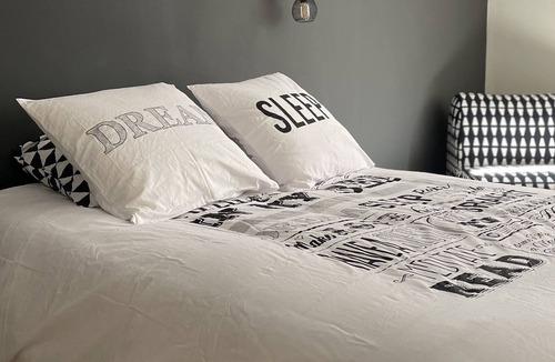 Lamotte-Beuvron Apartment | "the shelter"