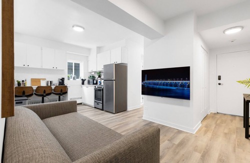 Milton Park Apartment | The Sherbrooke Suite