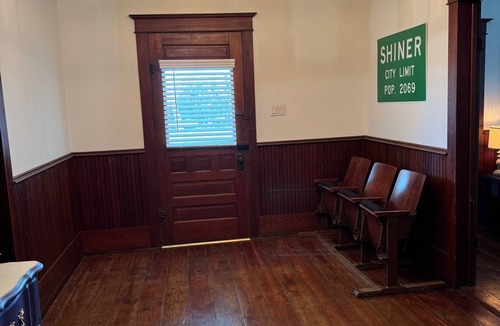 Shiner House | The Shiner Hillton that makes you feel at home!