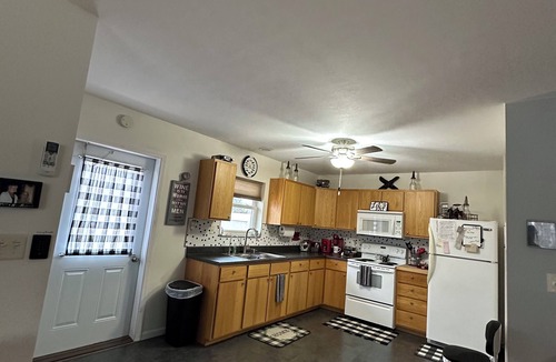 Keosauqua Apartment | "THE SHOP" retro 60's