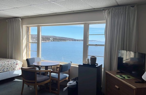 Grand Marais Hotel | The Shoreline Inn