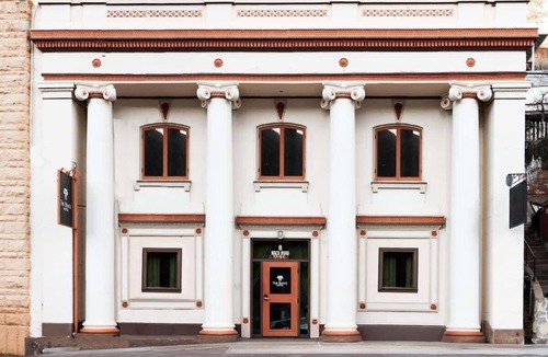 Bisbee Hotel | The Signature King with Mountain Views