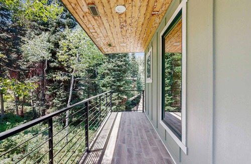 Salt Lake Mountain Resorts Cabin | The Silverstrike mountain cabin with hot tub, in Brighton