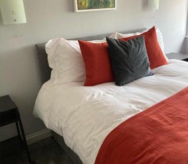 Beenham Hotel | The Six Bells