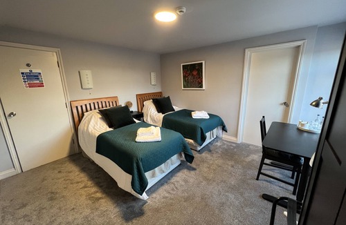 Beenham Bed & Breakfast | The Six Bells