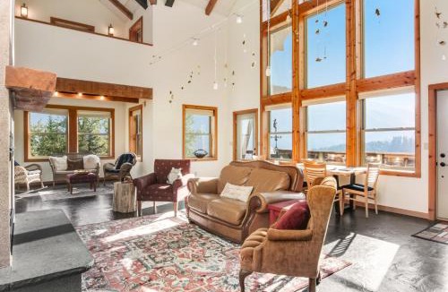 Hyak House | The Skis Knees