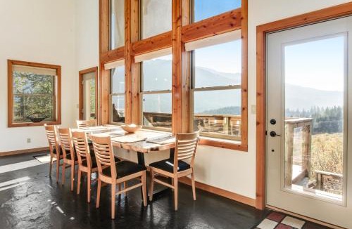 Hyak House | The Skis Knees