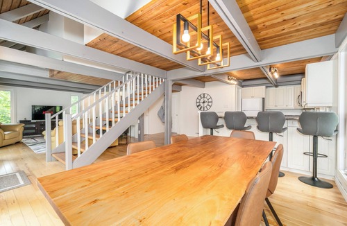 Beaupre House | The Sky House | Nested in Trees | Indoor & outdoor Pool | AC | BBQ | Sauna | Gym