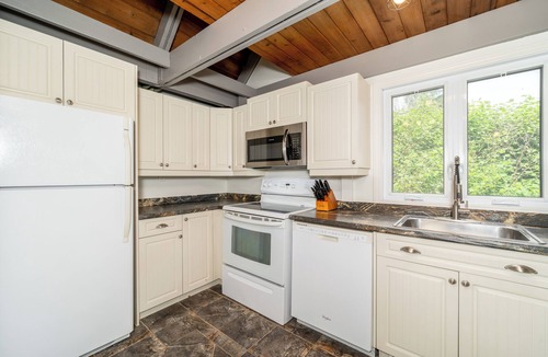 Beaupre House | The Sky House | Nested in Trees | Indoor & outdoor Pool | AC | BBQ | Sauna | Gym