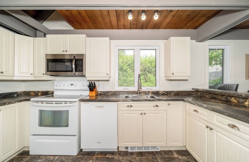 Beaupre House | The Sky House | Nested in Trees | Indoor & outdoor Pool | AC | BBQ | Sauna | Gym