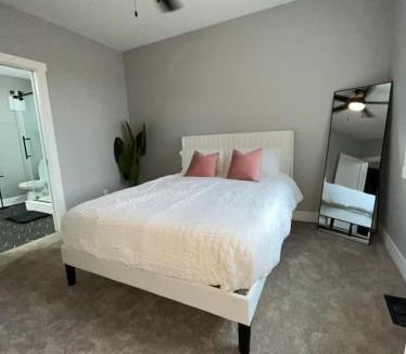 Midway House | The Skylight Retreat - Private 3BR Home in Saint Paul