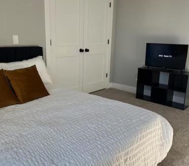 Midway House | The Skylight Retreat - Private 3BR Home in Saint Paul