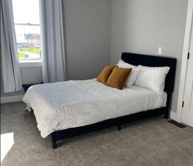 Midway House | The Skylight Retreat - Private 3BR Home in Saint Paul