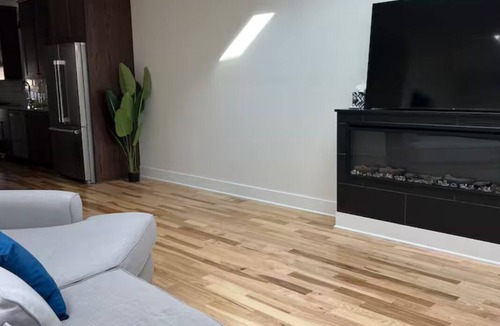 Midway House | The Skylight Retreat 3BR Private Deck – Saint Paul