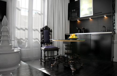 Arsenal Apartment | The Sleeping Lion