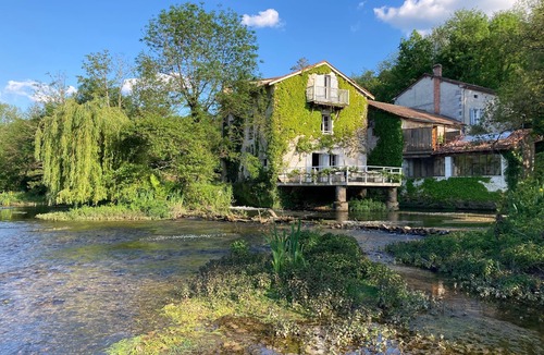Saint-Meard-de-Drone House | The small station by the river