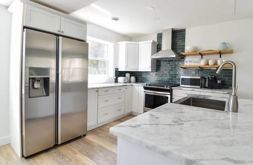 Bloomfield House | The Smith - Renovated 4 Bedroom