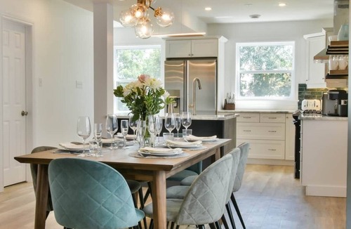 Bloomfield House | The Smith - Renovated 4 Bedroom