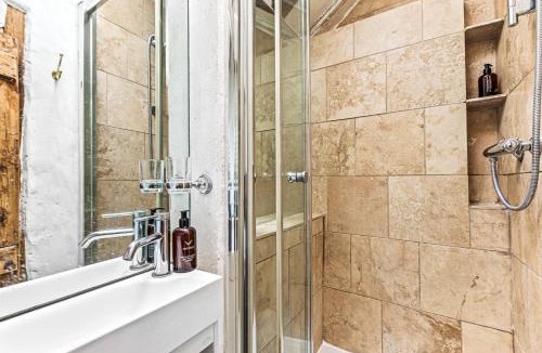 Henley-on-Thames House | The Snug