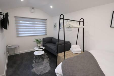 Portishead Apartment | The Snug- Studio in Portishead with Parking