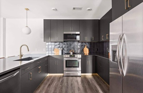 Rolling Mill Hill Apartment | The Sobro Suite - 6 Beds + 6 blocks to Broadway!