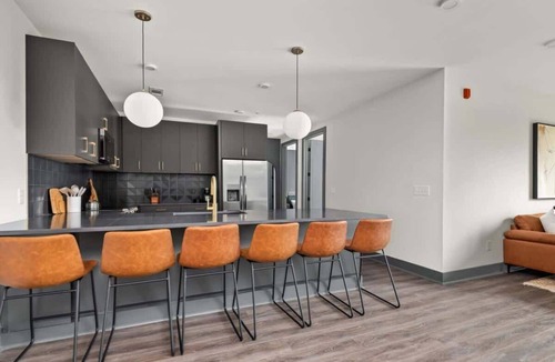 Rolling Mill Hill Apartment | The Sobro Suite - 6 Beds + 6 blocks to Broadway!