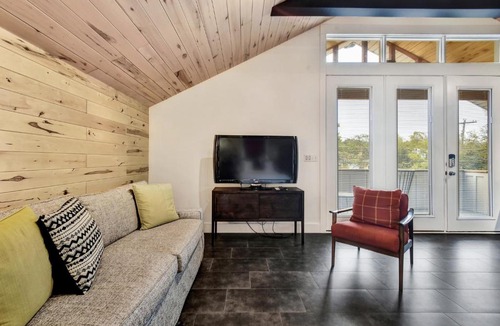 South River City Apartment | The SoCo Studio by Lodgewell - 2 cute 2 b 4 gotten