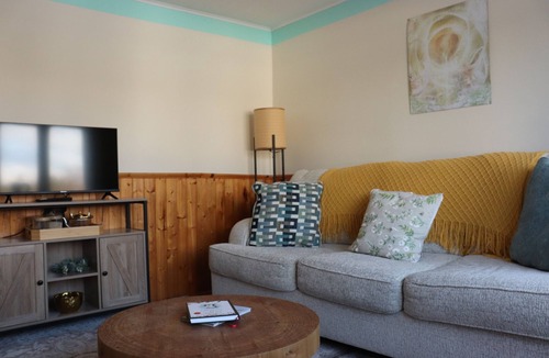 Dildo House | The soulful place-colorful self retreat, meditation&art room, family ideal!
