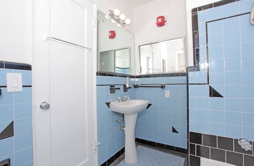 West Avenue Bed & Breakfast | The South Beach House: Walk to Everything!