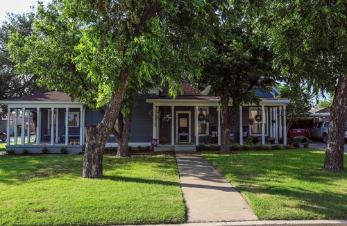 Goldthwaite House | The Southern Breeze Bungalow- a great spot in serene Goldthwaite with AC, WiFi