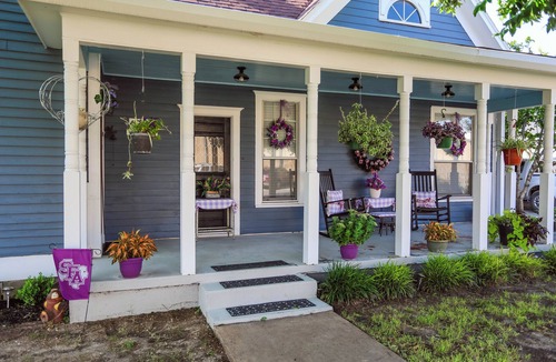 Goldthwaite House | The Southern Breeze Bungalow- a great spot in serene Goldthwaite with AC, WiFi